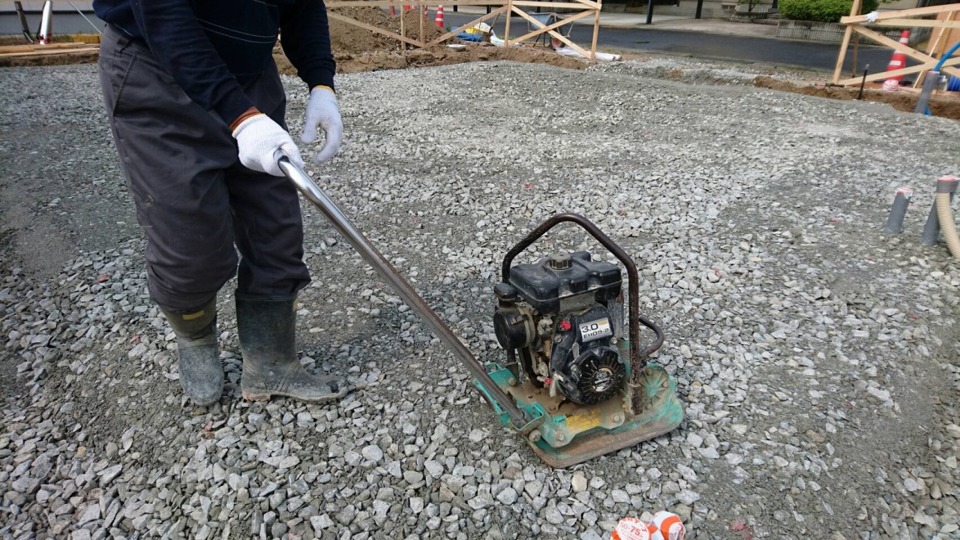 ☆基礎工事　砕石敷き・転圧☆