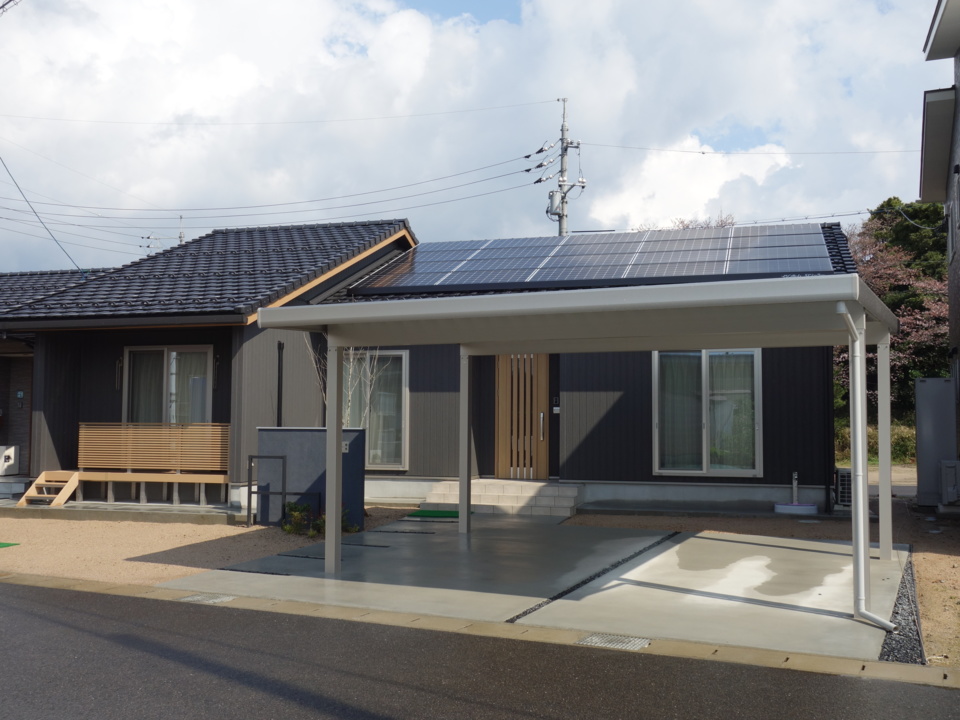 太陽光パネル5.7ｋｗ搭載のＬＤＫ20帖、4ＬＤＫで明るい平屋建て30坪のおうち