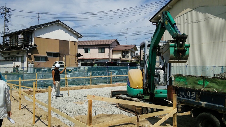 ☆基礎工事　砕石敷き☆