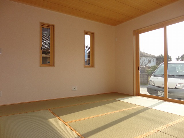 畳の居間が心地よいシンプルな切妻屋根の家