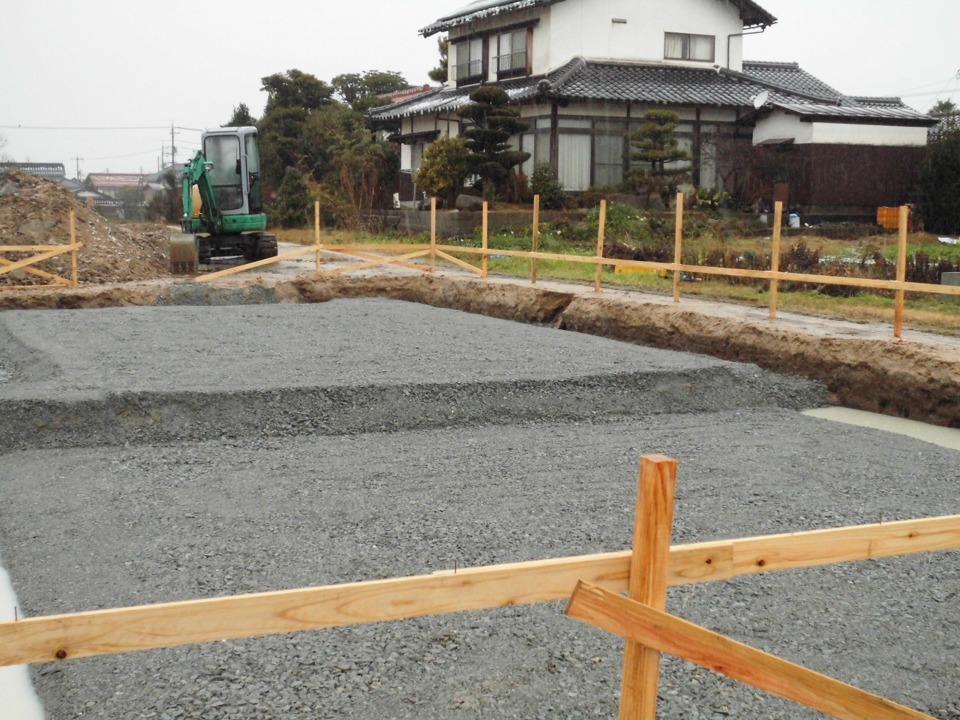 ☆基礎工事　砕石敷き☆