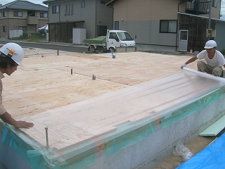 土台据え・床貼り