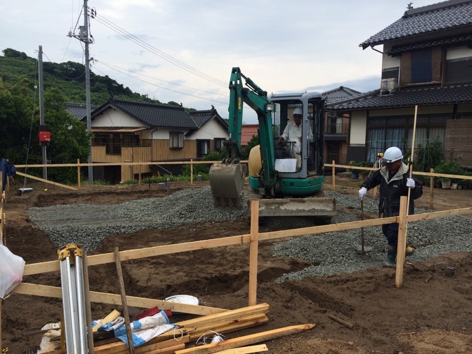 ☆基礎工事　砕石敷き☆