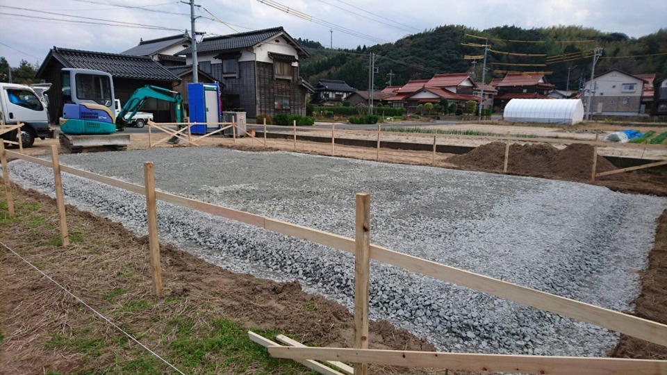 ☆基礎工事　砕石敷き☆