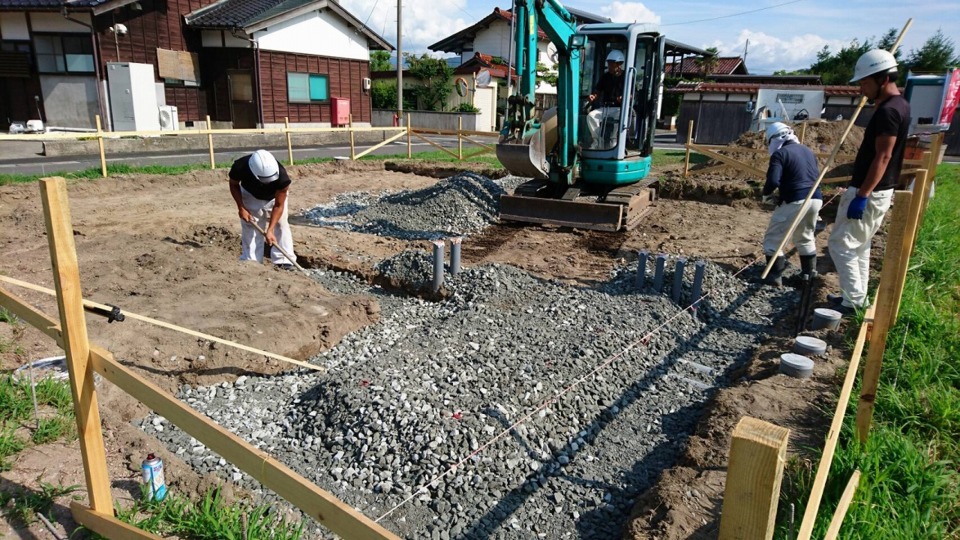 ☆基礎工事　掘り方、砕石敷き☆