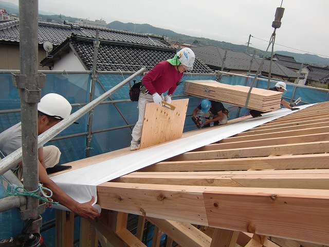 遮熱シートの上に野地板