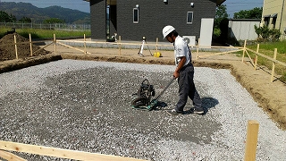 砕石敷き　ランマー転圧