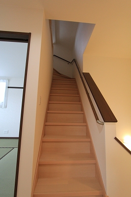 モダンでスッキリとしたデザインの外観。
創りつけ階段ロフトのある、まるで三階建てのようなおうち☆