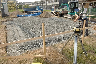 砕石敷き、転圧