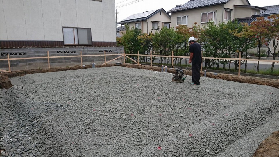 ☆基礎工事　砕石敷き☆