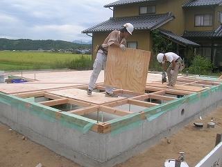 土台据え・床貼り